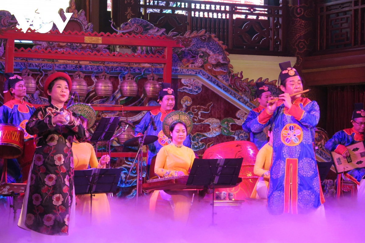 2003, nhã nhạc cung đình Huế cũng được UNESCO công nhận là kiệt tác văn hóa phi vật thể và truyền khẩu của nhân loại, cũng là di sản văn hóa phi vật thể đầu tiên của Việt Nam được công nhận.