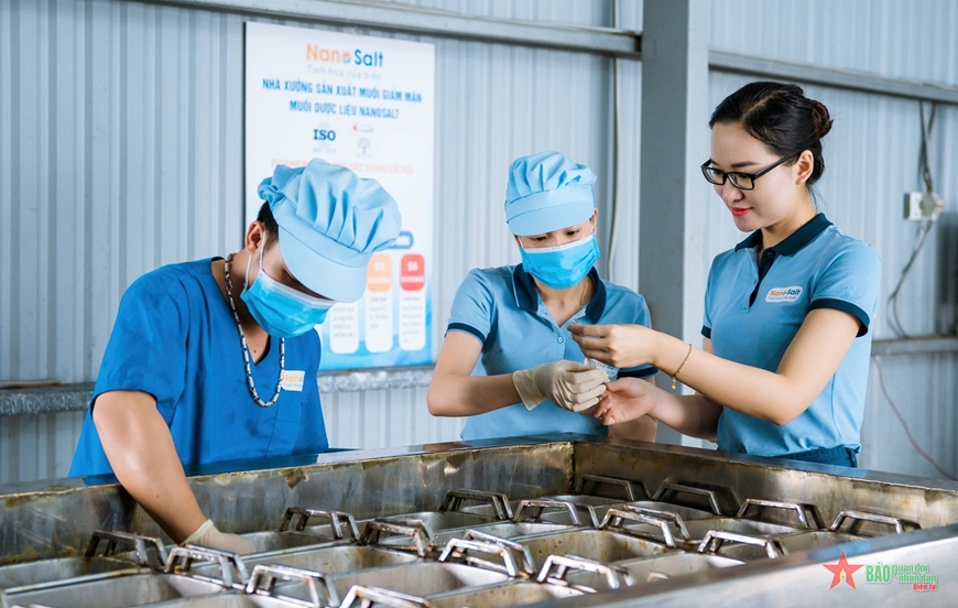 Sản xuất các sản phẩm muối Nanosalt tại Công ty TNHH ABACA Việt Nam (huyện Quỳnh Lưu, tỉnh Nghệ An). Ảnh: QĐND
