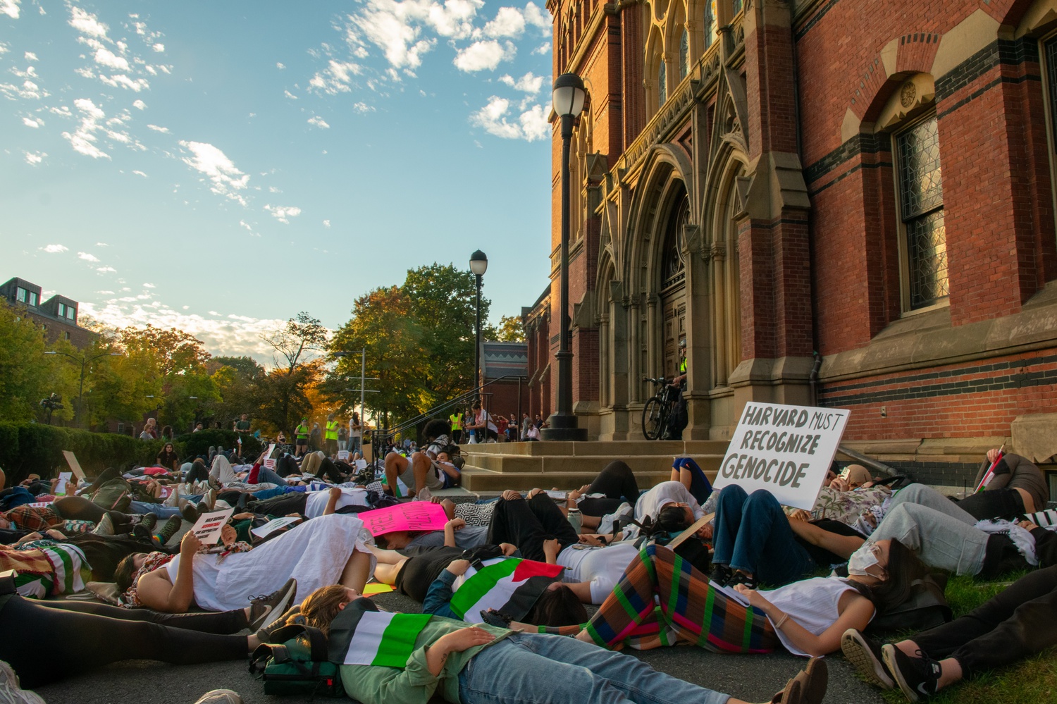 Hơn 100 sinh viên Harvard biểu tình nằm trước Tòa nhà Tưởng niệm (Memorial Hall) vào cuối tháng 10/2023 nhằm phản đối việc nhà trường thiếu sự ủng hộ đối với sinh viên Palestine trong cuộc xung đột đang diễn ra giữa Israel và Gaza. Nguồn: thecrimson.com