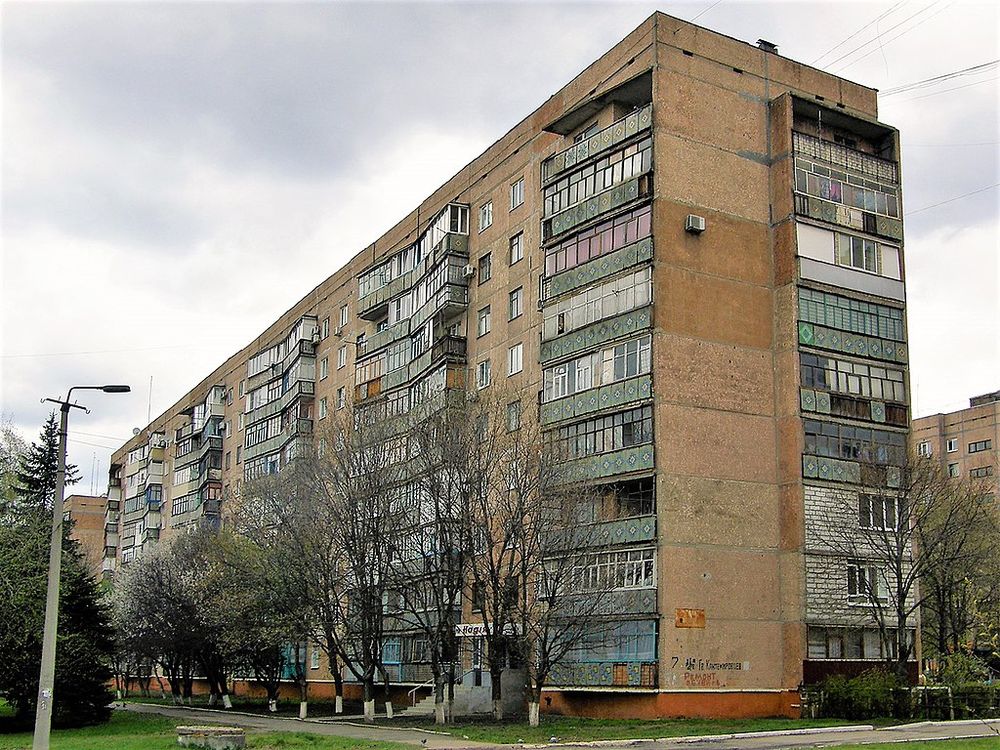 Tòa chung cư số 7 trên phố Mariyi Pryimachenko. Ảnh: Artemka/Wikimedia Commons.