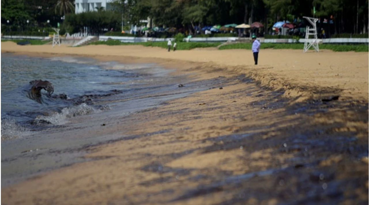 Dầu tràn đậm đặc trôi dạt vào các lồng nuôi thủy sản ở phường Hải Cảng, TP Quy Nhơn (Bình Định) đã khiến tôm, cá chết nổi trên mặt nước.