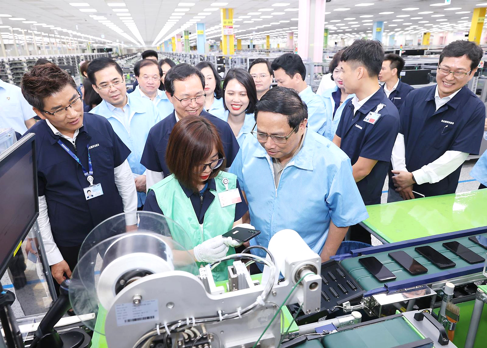 Thủ tướng Phạm Minh Chính thăm dây chuyền sản xuất thiết bị điện tử củaCông ty TNHH Samsung Electronics Việt Nam.