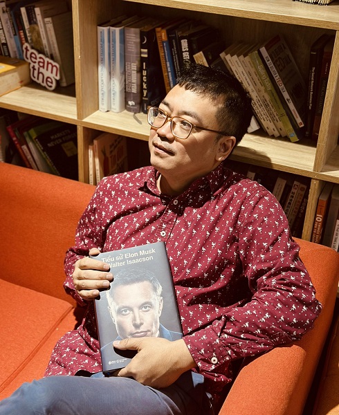 Anh Nguyễn Cảnh Bình với cuốn tiểu sử Elon Musk vừa được AlphaBooks xuất bản. Nguồn: TGCC