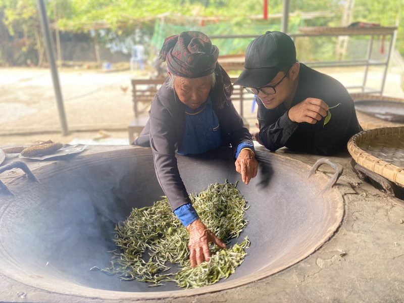 Truyền nghề sao trà thủ công bằng chảo gang bếp củi ở bản Bẹ, xã Tà Xùa, huyện Bắc Yên, tỉnh Sơn La. Ảnh: MAK