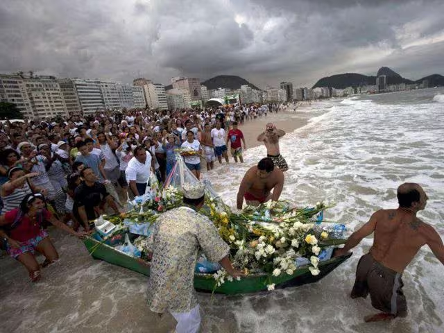 Người dân Brazil kéo ra biển chiếc thuyền hoa để dâng tặng nữ thần Yemanja. Nguồn: hindustantimes.com