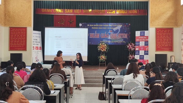 Tập huấn sử dụng Bard cho các giáo viên tại Cao Bằng. Ảnh: Nguyễn Thành Chung