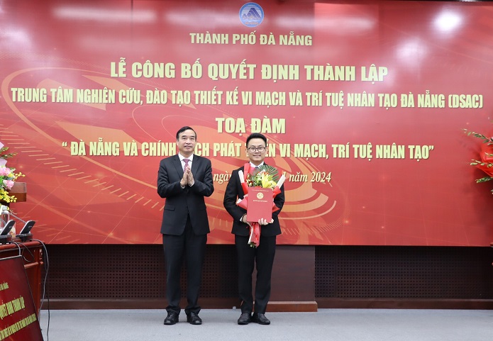 Chủ tịch UBND TP. Đà Nẵng Lê Trung Chinh trao quyết định bổ nhiệm Giám đốc Trung tâm DSAC - Ảnh: VGP/Minh Trang