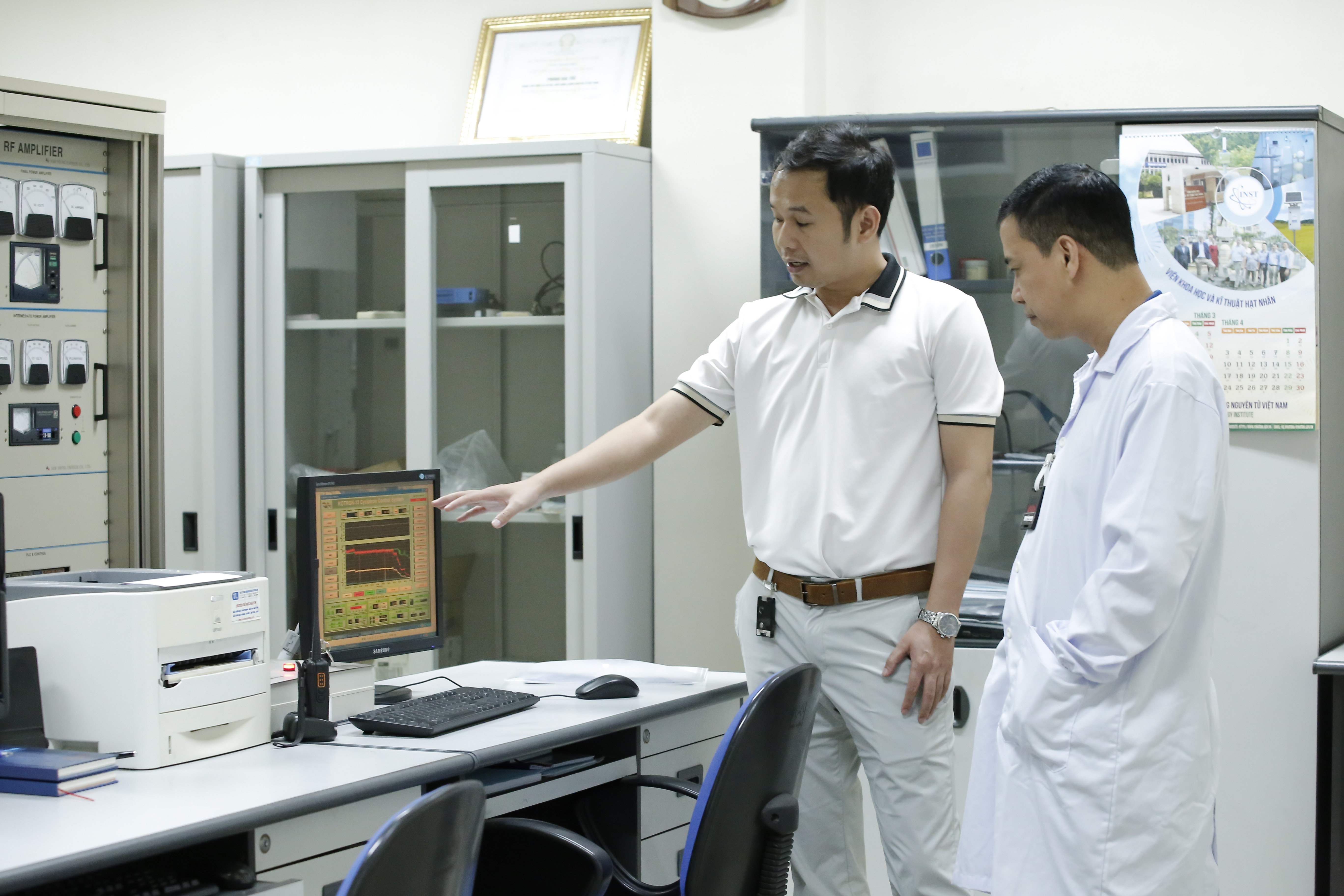 Các thành viên của nhóm sản xuất đồng vị phóng xạ FDG Vinatom tại Trung tâm chiếu xạ Hà Nội. Ảnh: Mỹ Hạnh