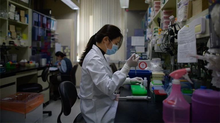 Kỹ thuật viên phòng thí nghiệm đang thực hiện xét nghiệm kháng thể trung hòa tại Viện Vaccine Quốc tế ở Seoul. Ảnh: AFP