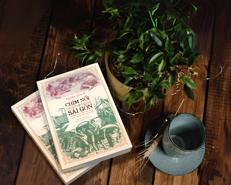 Cuốn sách gốc của TS Sử học Haydon Cherry có tên “Down and Out in Saigon: Stories of the Poor in a Colonial City”, được xuất bản lần đầu vào năm 2019. Trong hình: Phiên bản tiếng Việt được xuất bản đầu năm nay.