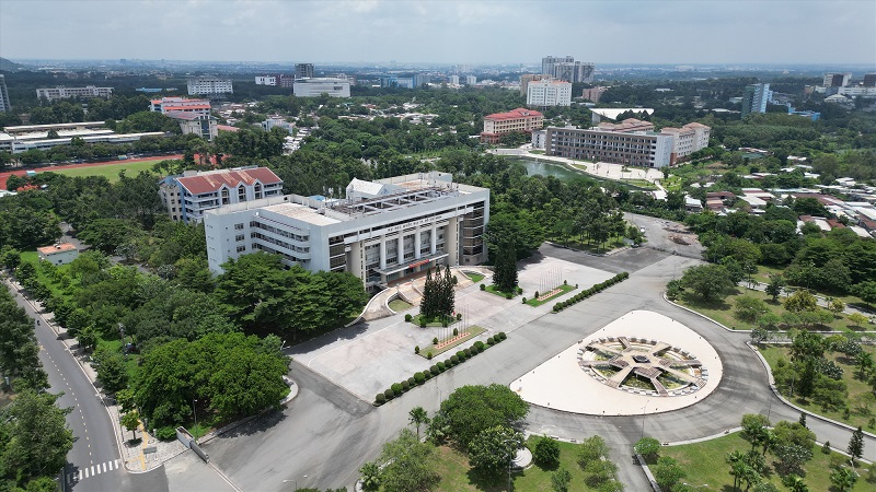 Đại học Quốc gia (ĐHQG) TPHCM được thành lập tháng 1.1995 và chính thức ra mắt vào tháng 2.1996, được xây dựng trên diện tích 643,7ha thuộc TP Thủ Đức (TPHCM) và TP Dĩ An (Bình Dương).