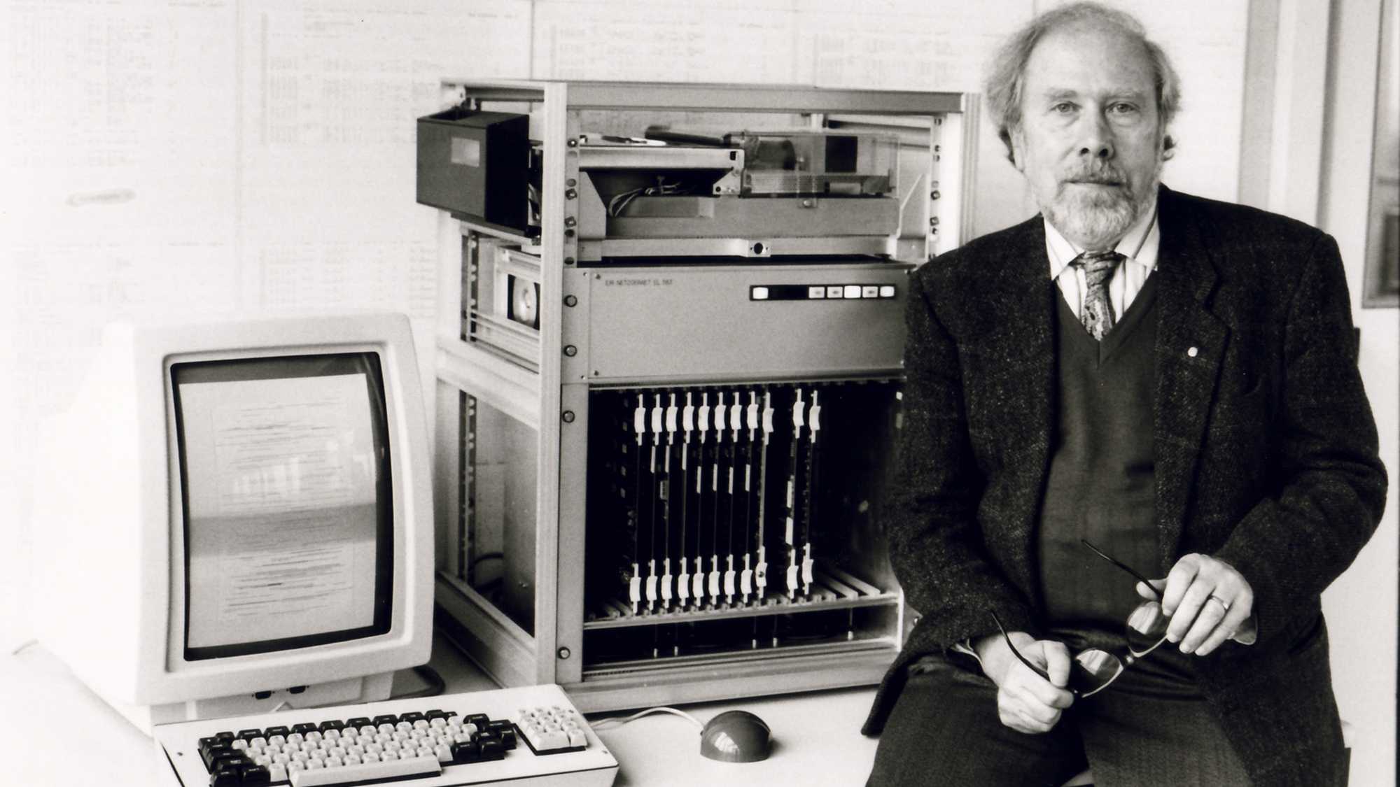 Niklaus Wirth (1934-2024) bên cạnh Lilith, một trong những trạm máy tính đầu tiên trên thế giới có màn hình đồ họa với độ phân giải cao và chuột. Nguồn: Niklaus Wirth