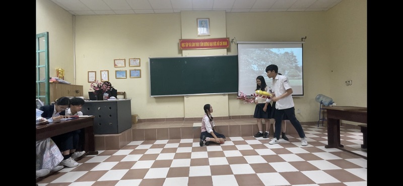 Có nhiều cách học Văn hơn là chỉ học theo văn mẫu. Trong ảnh: Lớp 12 Địa diễn kịch "Hồn trương ba ra hàng thịt" trong giờ Văn ở Trường THPT Chu Văn An, Hà Nội, ngày 20/2/2024. Ảnh: TGCC
