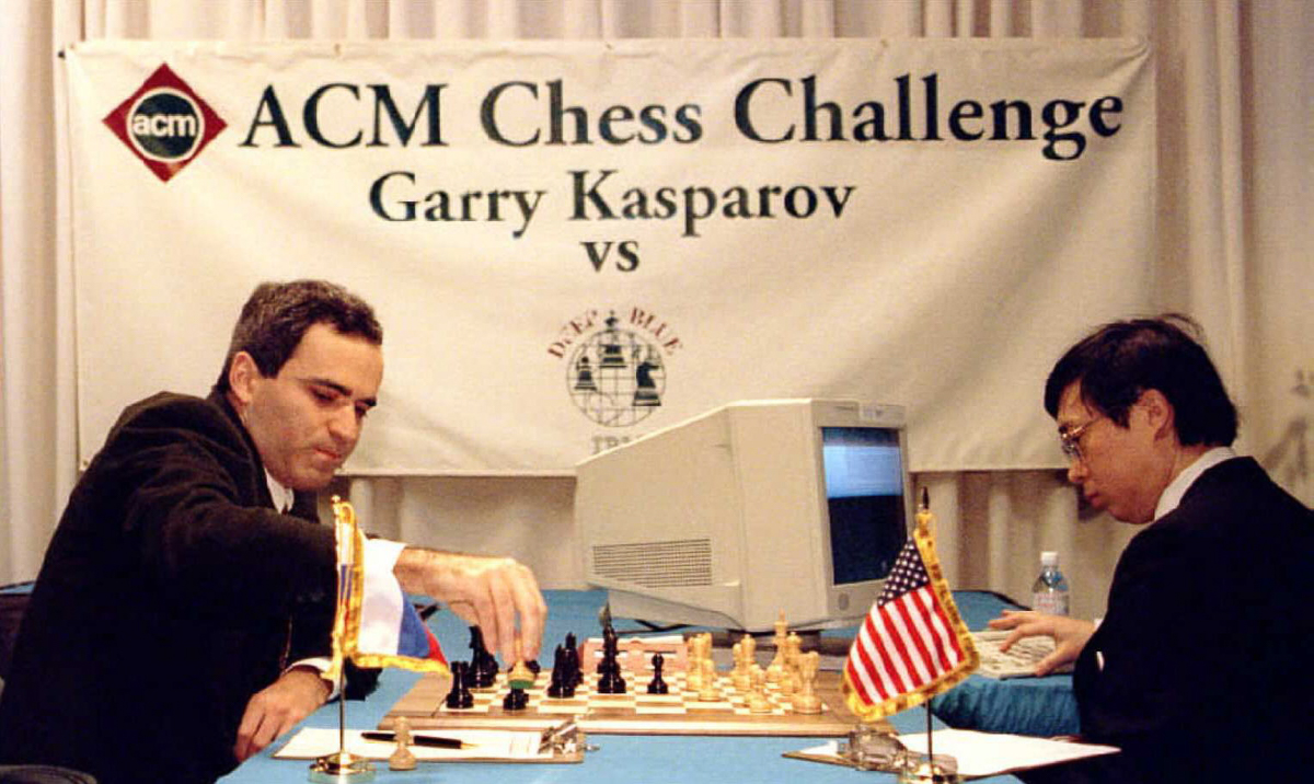 Garry Kasparov đi nước cờ trong ván đấu với máy tính IBM Deep blue. Ảnh: TOM MIHALEK/AFP/Getty Images