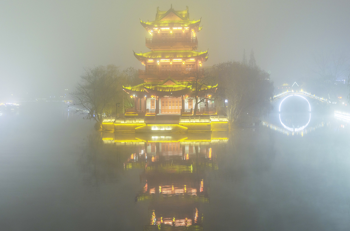 Tháp Zhenhai ở Hoài An, Trung Quốc, chìm trong khói bụi.  Một nghiên cứu mới cho thấy các biện pháp chống ô nhiễm không khí đã giúp giảm tỷ lệ tự tử ở Trung Quốc. Nguồn: Science.org
