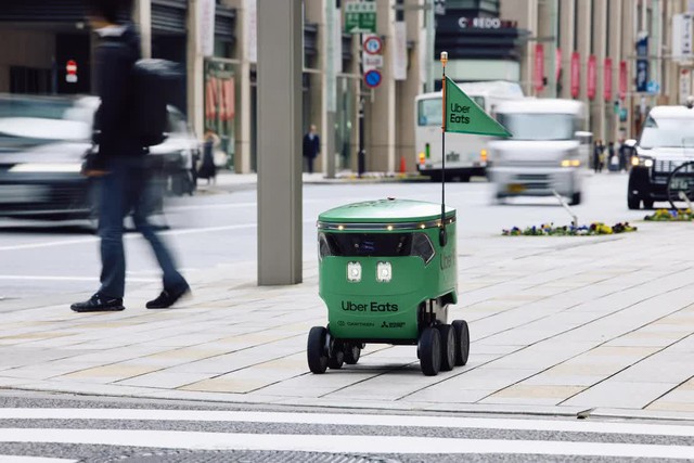 Robot giao đồ ăn tự hành ở Tokyo, Nhật Bản. Ảnh: Uber Eats