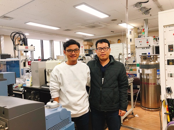 Đồng sáng lập Lê Minh Tuấn (CEO, trái) và Trần Duy Thanh (CTO, phải) của công ty Graphenel đang nghiên cứu phát triển các dòng pin nhiên liệu tăng cường graphene. Ảnh: T.L