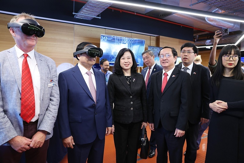 Thủ tướng Phạm Minh Chính trải nghiệm ứng dụng công nghệ do CSIRO nghiên cứu và phát triển. Ảnh: Dương Giang-TTXVN