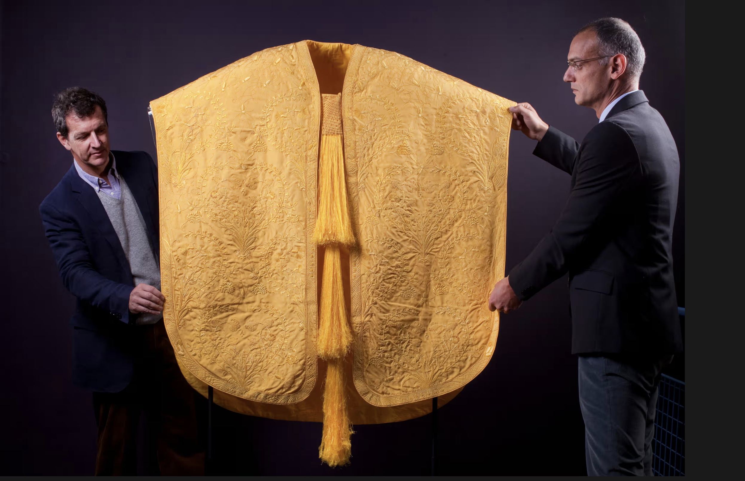 Việc dệt tơ nhện vẫn còn rất tốn kém; Chiếc áo choàng vàng lấp lánh này là một trong hai bộ quần áo duy nhất được dệt từ tơ nhện và về cơ bản là vô giá. Ảnh: David Levene/The Guardian