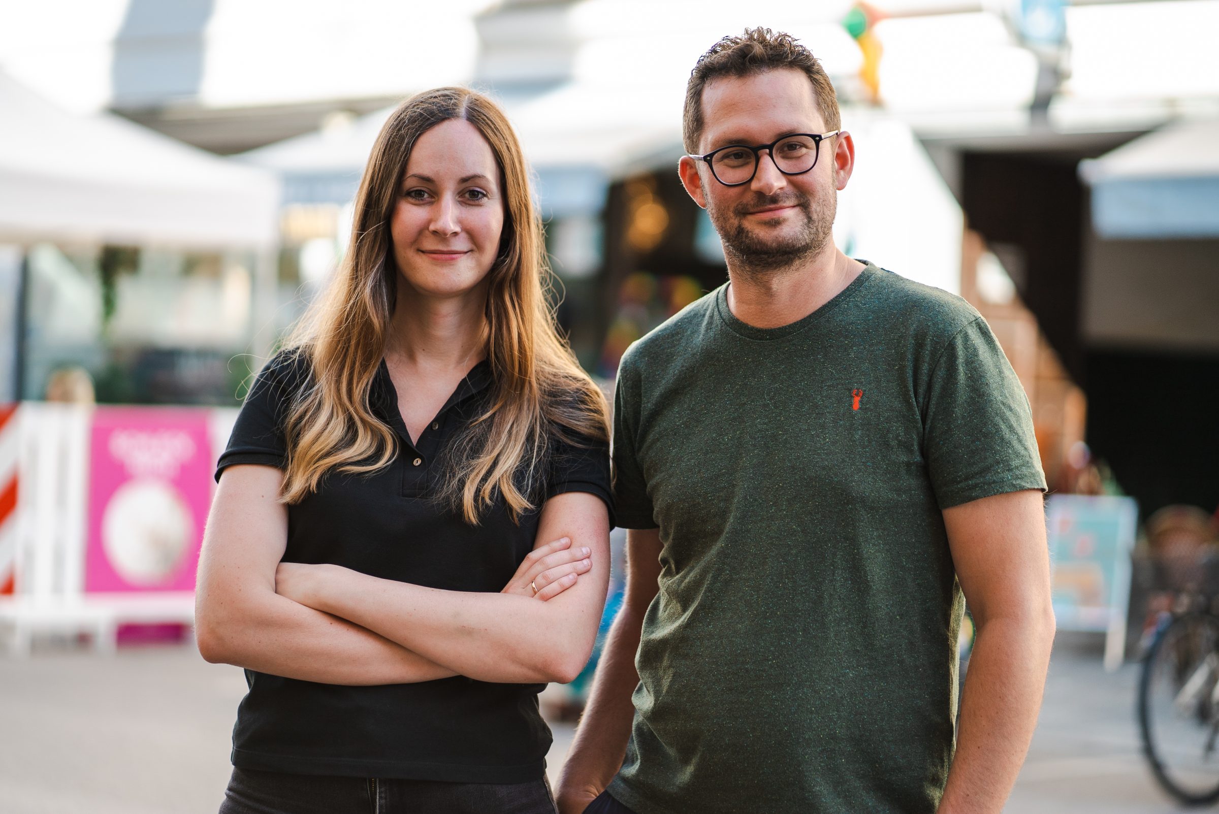 Anh em TS. Sara và Maximilian Marquart, hai nhà sáng lập startup Planet A Foods và bộ thử nghiệm sản phẩm chocolate của Planet A Foods. Nguồn: World Fund