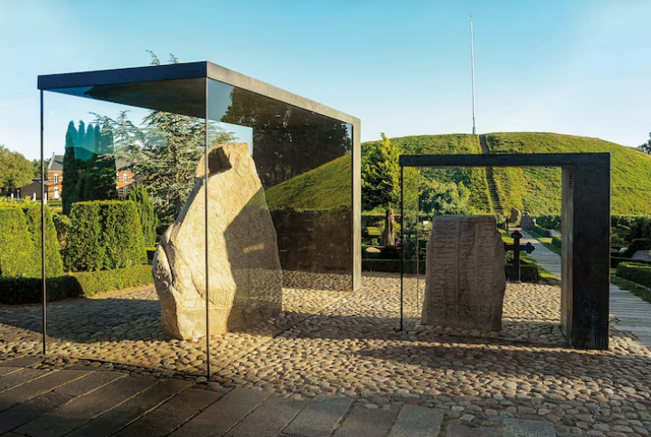 Hai tảng đá ở Jelling, Đan Mạch, tảng đá lớn hơn bên trái do Bluetooth xây dựng. Nguồn: National Geographic