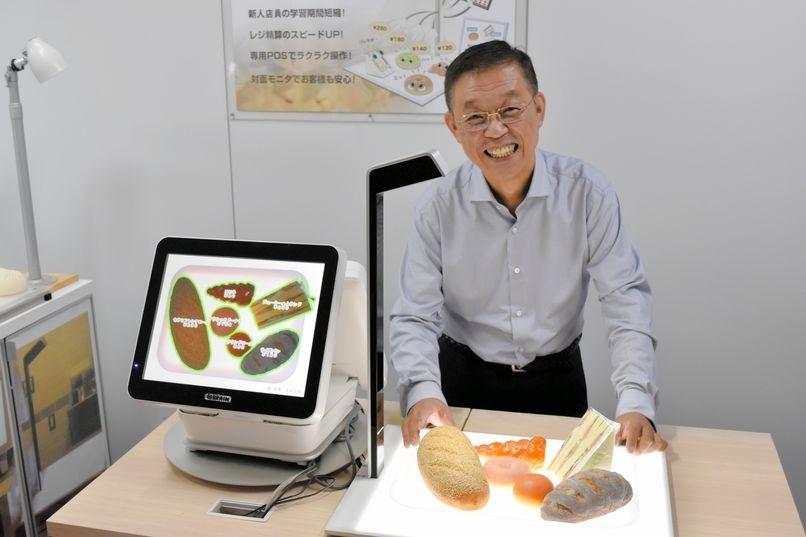 Ông Hisashi Kanbe giới thiệu thiết bị BakeryScan. Nguồn: Junichi Takitsubo