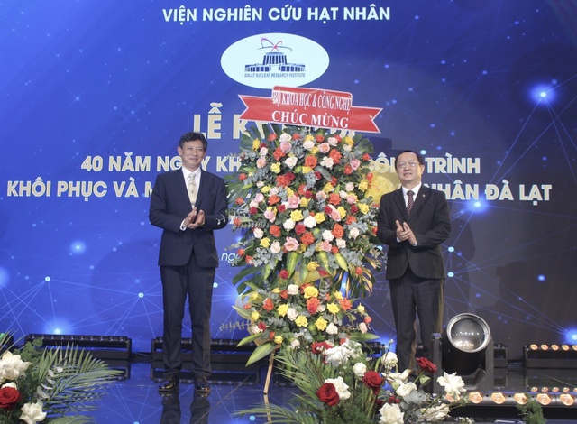 Bộ trưởng Bộ KH&CN Huỳnh Thành Đạt chúc mừng 40 năm ngày khánh thành công trình khôi phục và mở rộng Lò phản ứng hạt nhân Đà Lạt.