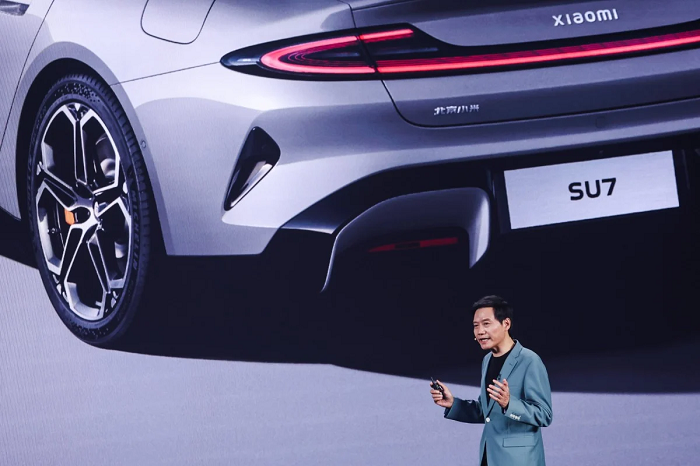Lei Jun, người sáng lập và CEO của Xiaomi, phát biểu trong lễ ra mắt xe điện SU7 tại Bắc Kinh hôm thứ Năm. Ảnh: EPA-EFE