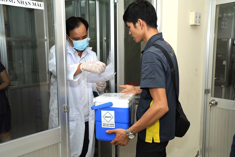 Vận chuyển mẫu bệnh phẩm Photo: USAID IDDS project