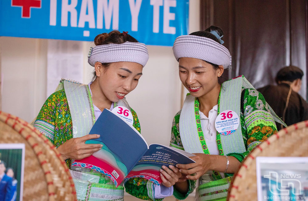 Phụ nữ dân tộc Mông ở huyện Võ Nhai tham gia Liên hoan các mô hình truyền thông xóa bỏ định kiến giới, phòng chống bạo lực gia đình, mua bán phụ nữ và trẻ em. Ảnh: Báo Thái Nguyên