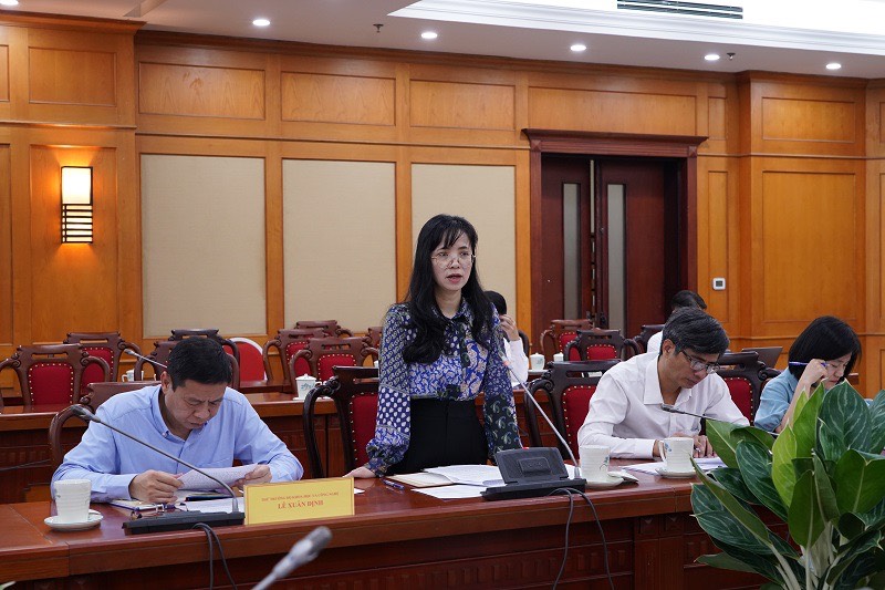 Vụ trưởng Vụ Tổ chức cán bộ Phạm Thị Vân Anh báo cáo kết quả thực hiện sắp xếp, kiện toàn các ĐVSNCL thuộc Bộ KH&CN.