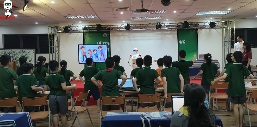 Robot BonBon tập thể dục cùng các học sinh ở Trường Liên cấp Tiểu học Ngôi Sao Hà Nội. Nguồn: NVCC