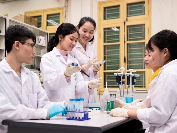 Sinh viên ĐHQGHN thực hành trong phòng thí nghiệm. Ảnh: Vietnamplus