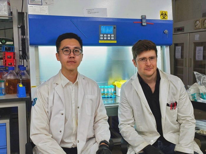 Jhee Hong Koh (trái), nhà sinh học phân tử chính của công ty và Jonathan Bester, đồng sáng lập và CEO. Ảnh: Peptobiotics.