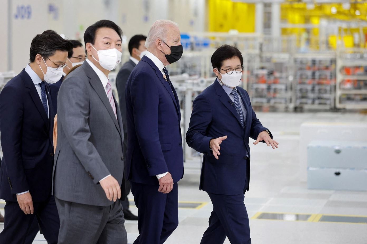 Tổng thống Mỹ Joe Biden và tổng thống Hàn Quốc Yoon Suk-yeol tới thăm nhà máy Samsung Electronic Pyeongtaek ở Pyeongtaek vào ngày 20/5/2022. Ảnh: AFP