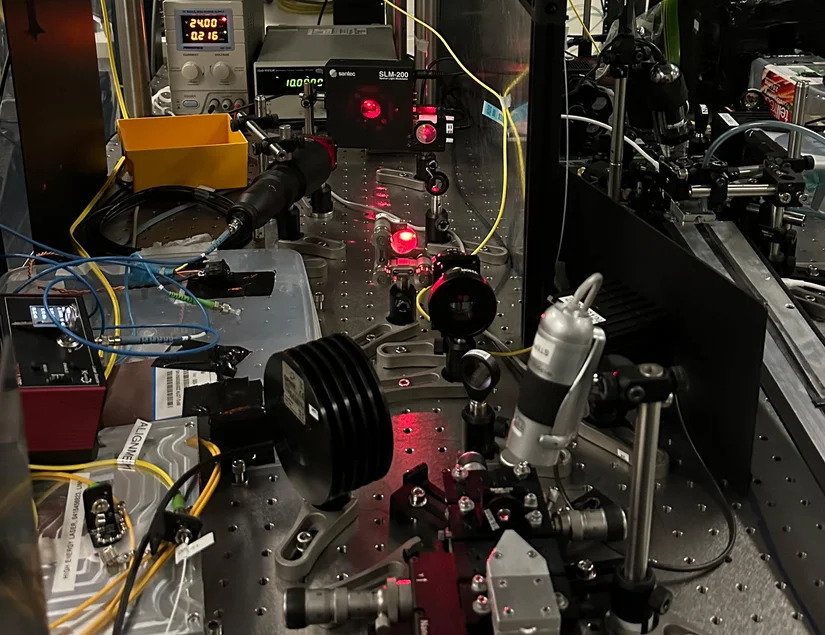 Thiết lập laser sợi quang trong phòng thí nghiệm.  Ảnh: ĐH Nam Úc/ieee