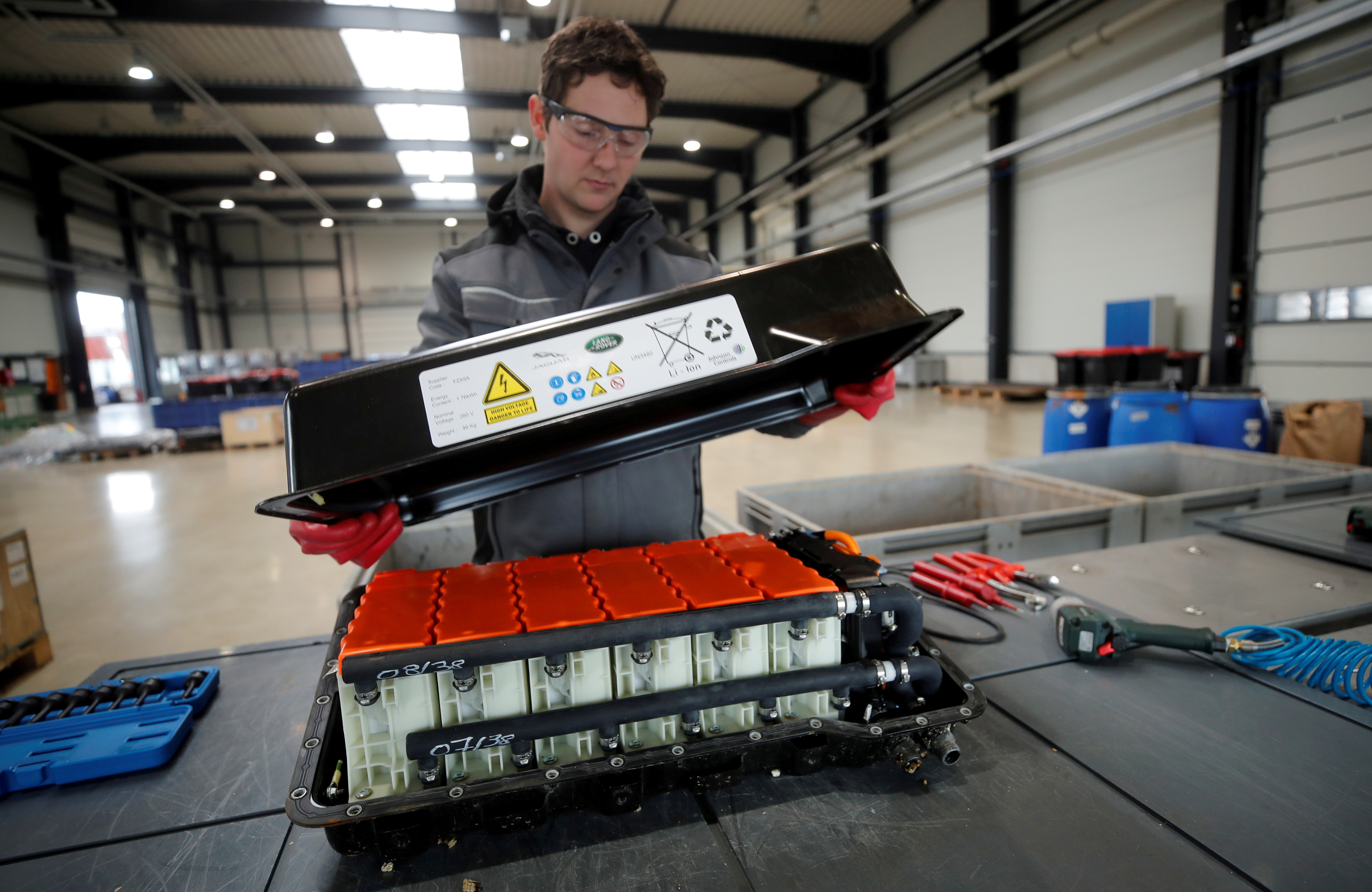 Một kỹ sư ở công ty tái chế pin Accurec ở Krefeld, Đức cầm pin Lithium-ion đã qua sử dụng. Nguồn: Reuters/Wolfgang Rattay