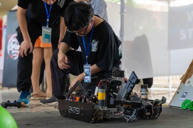 CLB GART trưng bày Robot “Obsidian”, từng chiến thắng hạng mục Winning Alliance (Liên minh vô địch) trong vòng chung kết giải đấu FIRST Tech Challenge Vietnam 2024 - cuộc thi công nghệ toàn quốc dành cho học sinh THPT vào ngày 24/2 vừa qua. 