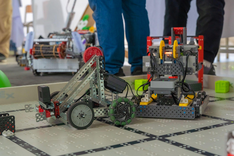 Các học sinh tìm hiểu cơ chế và lái thử Robot VEX IQ tại gian trưng bày của CLB GART. 
