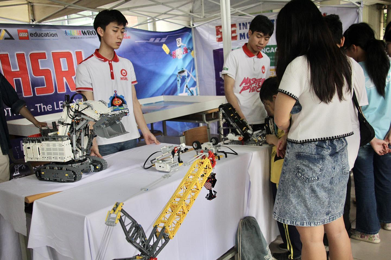 Học viện HSRL - Hung STEM Robotics Lab giới thiệu những chú Robot tiêu biểu do các học viên tự lắp ráp, từng tham dự các sân chơi Robotic thế giới như World Robotic Olympiad, FIRST LEGO League,... và nhiều sản phẩm công nghệ nhỏ khác giới thiệu nguyên lý hoạt động của máy móc cơ bản.