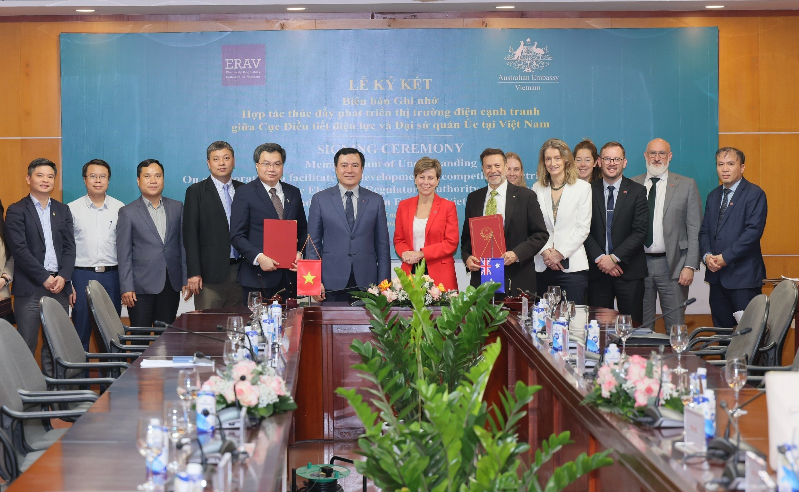 Đại sứ Australia, Andrew Goledzinowski và ông Trần Việt Hòa, Cục trưởng Cục Điều tiết Điện lực Việt Nam thuộc Bộ Công Thương Việt Nam ký Biên bản ghi nhớ về hợp tác nhằm hỗ trợ phát triển thị trường điện cạnh tranh