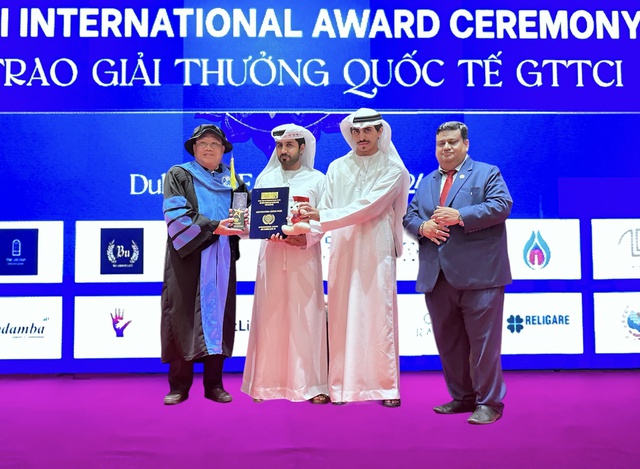 Ông Hoàng Đức Thảo (bìa trái) nhận Giải thưởng “Nhà sáng chế xuất sắc quốc tế - Nhà khoa học tài năng toàn cầu”. Nguồn: VGP