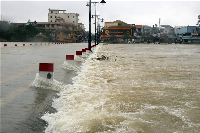 Nước lũ trên sông Hương tràn qua khu vực đập đá ở thành phố Huế (ảnh tư liệu. TTXVN)