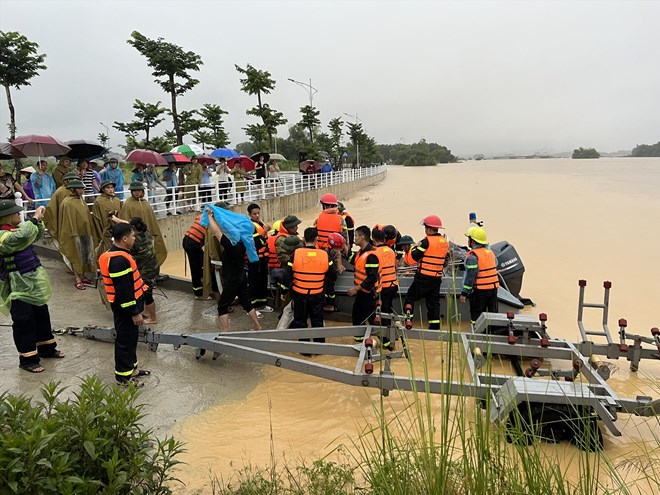 Lực lượng chức năng cứu hộ các hộ dân bị cô lập do mưa lũ ở Lương Sơn, Hòa Bình. Ảnh: ĐVCC