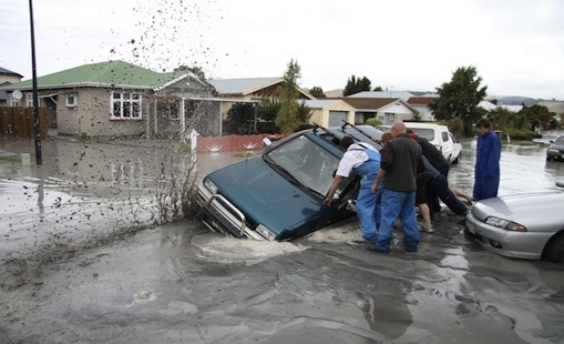 Xe bị nuốt chửng vì tình trạng cát hóa sau trận động đất ở Christchurch ngày 22/2/2011. Áp lực nước ngầm có thể đã làm cho tình trạng hóa lỏng này trở nên trầm trọng hơn tại một số khu vực. Ảnh: Geoff Trotter 