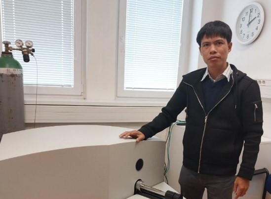 Chủ nhiệm TS. Nguyễn Thành Danh và thiết bị X-ray photoelectron spectroscopy - XPS tại Praha