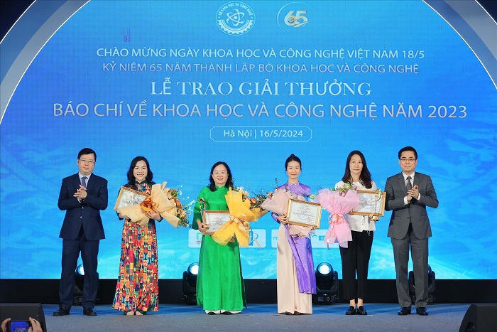 Thứ trưởng Bộ Khoa học và Công nghệ Nguyễn Hoàng Giang và Thứ trưởng Bộ Thông tin và Truyền thông Nguyễn Thanh Lâm với nhóm tác giả nhận giải Nhất. Ảnh: MOST