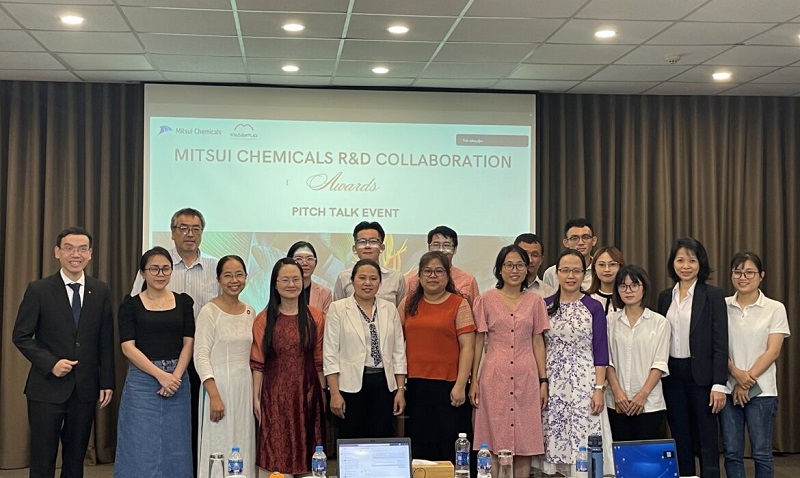 Mitsui Chemicals R&D Collaboration Award năm 2023. TS. Lê Thị Hiên đứng hàng thứ nhất, người thứ 4 từ phải sang.