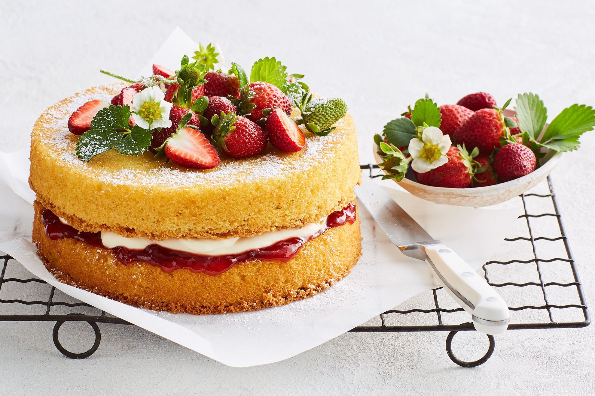 Ngày nay, Cung điện Buckingham của Hoàng gia Anh vẫn làm và bán những chiếc bánh "Victoria sponge cake", và chia sẻ công thức làm bánh này cho người dân.