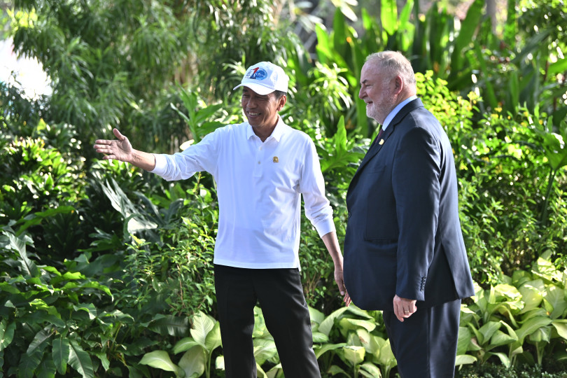 President Joko Widodo welcomed President of the World Water Council, Loïc Fauchon, when visiting the mangrove seedling and propagation site as part of the High Level Meeting of 10th World Water Forum event at Ngurah Rai Forest Park (Tahura) in Denpasar, Bali, on Monday (20/5/2024). Media Center of World Water Forum 2024/Nova Wahyudi/tom/mif.